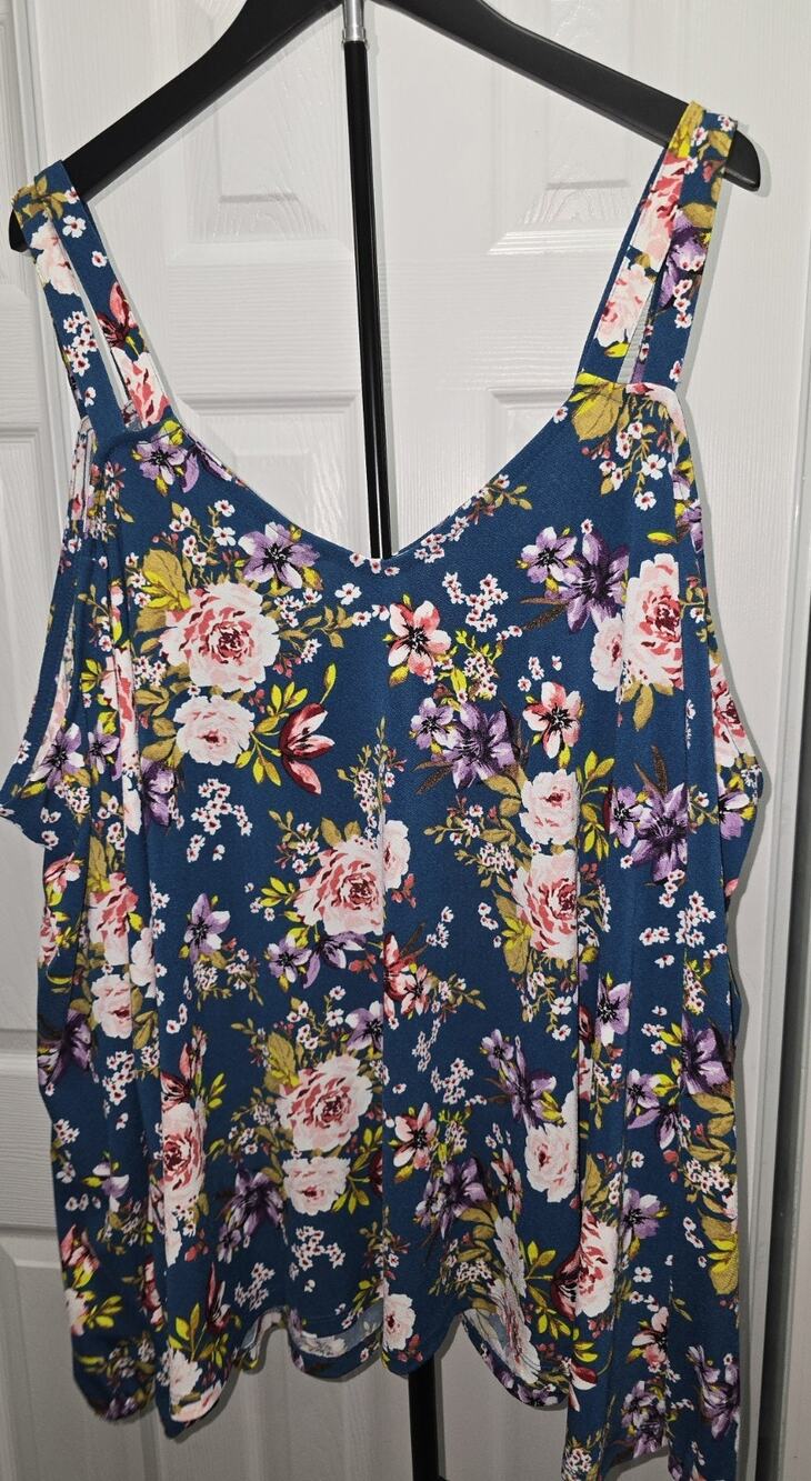 NWT Torrid Teal Floral Crepe V-Neck Cutout Cold Shoulder Top 4X